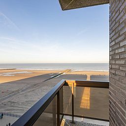 Blick auf den Strand vom Balkon von Dunekant - 0703, einem Ferienhaus in Middelkerke, Westflandern, Belgien.