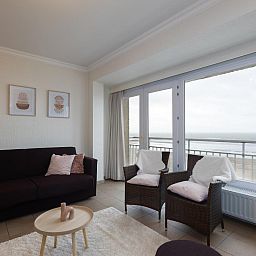 Gezellige woonkamer in Sun Beach - 0301, vakantieappartement in Middelkerke, West-Vlaanderen, met prachtig uitzicht op zee vanaf het balkon.
