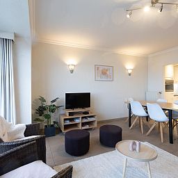 Gezellige woonkamer van Sun Beach - 0301 vakantiehuis in Middelkerke, West-Vlaanderen, met moderne meubels en veel natuurlijk licht.