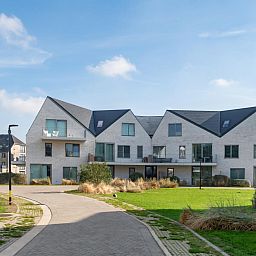 West Bay vakantiehuis in Westende, West-Vlaanderen met moderne architectuur en groene omgeving, ideaal voor ontspanning aan de Belgische kust.