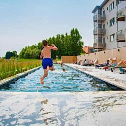 Genieten van het zwembad bij vakantiehuis West Bay in Westende, West-Vlaanderen, Belgie, met uitzicht op de natuur en ontspannende sfeer.