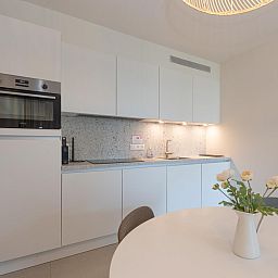 Moderne keuken in West Bay vakantiehuis in Westende, West-Vlaanderen, Belgie met stijlvolle inrichting en comfortabele eetruimte.