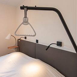 Attraktives Schlafzimmer in Access Lodge, einem Ferienhaus in Westende, Westflandern, mit moderner Einrichtung und gemuetlichem Ambiente.