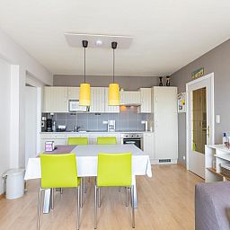 Moderne keuken en eetruimte in vakantiehuis Con Amore - 0403 in Westende, West-Vlaanderen, Belgie, met heldere accenten en functionele inrichting.