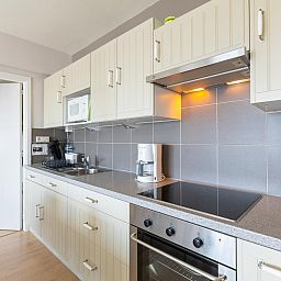 Moderne keuken in vakantiehuis Con Amore - 0403 in Westende, West-Vlaanderen, Belgie met strakke kastjes en apparatuur.