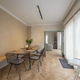 Stijlvolle eetruimte in Maison Edith, een vakantiehuis in Westende, West-Vlaanderen, met veel natuurlijk licht en moderne inrichting.