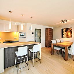 Stijlvolle binnenruimte van Appartement Cocoon in Bredene, West-Vlaanderen, met moderne keuken en eetgedeelte voor een comfortabel verblijf.