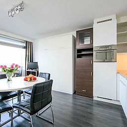 Moderne Kueche und Essbereich in Apartment Studio mit Garage in Bredene, Westflandern, ideal fuer einen komfortablen Aufenthalt in Belgien.
