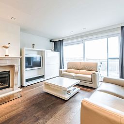Stilvolles Wohnzimmer des Apartment Duplex in Bredene, Westflandern, mit moderner Einrichtung und weitem Blick auf die Umgebung.