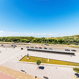 Blick vom Apartment Duplex in Bredene, Westflandern, mit Panoramablick auf die Kueste und die gruene Umgebung.