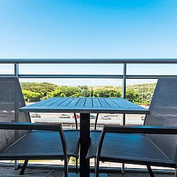 Geniessen Sie die Aussicht von der Terrasse des Apartment Duplex in Bredene, Westflandern, ideal fuer einen entspannten Urlaub.