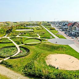 Blick auf die gruene Umgebung des Apartment Studio 604 in Bredene, Westflandern, mit nahe gelegenen Parks und der Kueste.