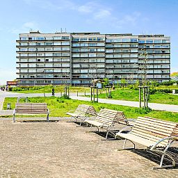 Die Wohnung Studio 604 in Bredene, Westflandern, bietet einen atemberaubenden Blick auf moderne Architektur und eine gruene Umgebung.