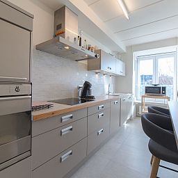 Moderne Kueche im Apartment Casa Bunck, Bredene, Belgien, mit grosszuegigen Arbeitsflaechen und natuerlichem Licht fuer einen angenehmen Aufenthalt.