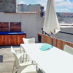 Geniessen Sie die sonnige Terrasse des Appartements Casa Bunck in Bredene, Westflandern, ideal zum Entspannen und fuer Mahlzeiten im Freien.
