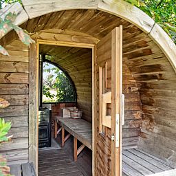 Ontspan in de serene omgeving van vakantiehuis Frontzate in Diksmuide, West-Vlaanderen, met een unieke buitenruimte en sauna.