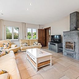 Moderne keuken in vakantiehuis Frontzate in Diksmuide, West-Vlaanderen, Belgie. Stijlvolle inrichting met ruime werkbladen en apparatuur.
