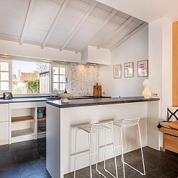 Stilvolle Kueche im Ferienhaus Magique 31 in Oostduinkerke, Belgien, mit moderner Einrichtung und viel Tageslicht.