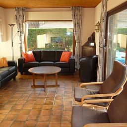 Gemuetliches Wohnzimmer in der Villa Tijl Uilenspiegel, Ferienhaus in Oostduinkerke, Westflandern, mit komfortabler Sitzecke.