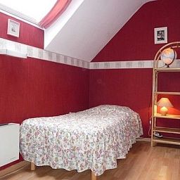 Attraktives Schlafzimmer in der Villa Tijl Uilenspiegel, Ferienhaus in Oostduinkerke, Westflandern, mit Einzelbett.