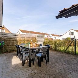 Terrace of Maison du coeur in Oostduinkerke, vacation home with cozy outdoor space in West Flanders, Belgium.
