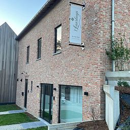 't Laarhuys ***** vakantiehuis in Vlaamse Ardennen, Oost-Vlaanderen, met charmante bakstenen gevel en groene tuin voor een serene ontsnapping.