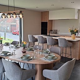 't Laarhuys ***** in Vlaamse Ardennen, Belgie biedt een moderne keuken in een luxe vakantiehuis met prachtig uitzicht op de omgeving.