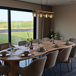't Laarhuys ***** vakantiehuis in Vlaamse Ardennen, Oost-Vlaanderen, met eetkamer en panoramisch uitzicht op groene omgeving.