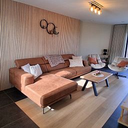't Laarhuys ***** vakantiehuis in Vlaamse Ardennen, Oost-Vlaanderen met stijlvolle woonkamer en moderne inrichting, ideaal voor ontspanning.