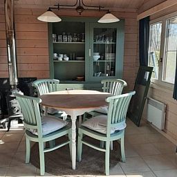 Gemuetlicher Essbereich im Chalet Au Repeau, Moerzeke, Ostflandern mit rustikaler Einrichtung.