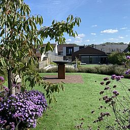 Schoener Garten der Villa Mareon in Maarkedal, Ostflandern, Ferienhaus mit bunten Blumen und ruhiger Umgebung.