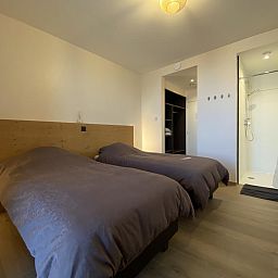 Komfortables Schlafzimmer in der Villa Mareon, Ferienhaus in Maarkedal, Ostflandern, mit zwei Betten und eigenem Bad.