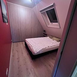 Gezellige slaapkamer in appartement / te Bevere, Oost-Vlaanderen, Belgie met comfortabel bed en moderne inrichting.