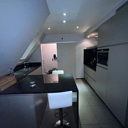 Moderne keuken in appartement /, Bevere, Oost-Vlaanderen, Belgie. Stijlvol interieur met strakke lijnen en eigentijdse voorzieningen.