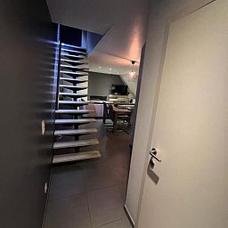 Moderne binnenruimte van appartement / in Bevere, Oost-Vlaanderen, met stijlvolle trap en gezellige woonkamer.