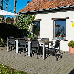 Geniessen Sie die sonnige Terrasse von Holiday home in Ronse, einem charmanten Ferienhaus im malerischen Ostflandern, Belgien.
