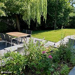 't BOSZICHT in Ronse, Ostflandern: Geniessen Sie den gruenen Garten mit Terrasse und gemuetlichem Sitzbereich bei diesem charmanten Bungalow.