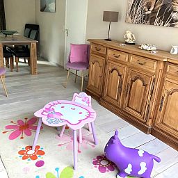 Ferienhaus "'t BOSZICHT" in Ronse, Ostflandern: gemuetlicher Innenbereich mit Kindertisch, ideal fuer Familien in natuerlicher Umgebung.