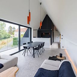 Moderne Einrichtung des Ferienhauses in Sint-Pieters-Leeuw, Flaemisch-Brabant, Belgien, mit stilvollem Dekor und viel Licht.