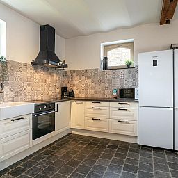 Moderne keuken in vakantiehuis Alverwege, Merksplas, Antwerpen. Stijlvolle inrichting met tegelachterwand en ruime voorzieningen.