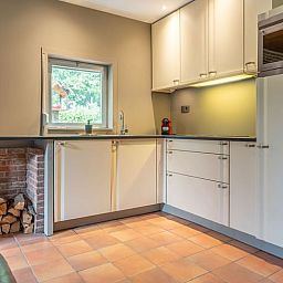 Modern kitchen in Cottage in Merksplas, cottage in Antwerp, fully equipped for a comfortable stay.