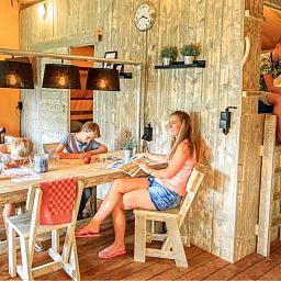 Gezellige binnenruimte van tenthuis Silver in Mol, Antwerpen met houten interieur, ideaal voor een ontspannen vakantie in Belgie.