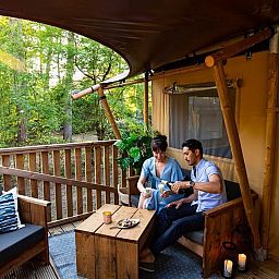 Geniet van de rust op de veranda van Silver, een tenthuis in Mol, Antwerpen, omringd door serene natuur.