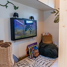 Moderne Kche in einem freistehenden Haus in Mol, Antwerpen, Belgien, komplett mit Kaffeemaschine und schlichtem Interieur fr einen komfortablen Aufenthalt.