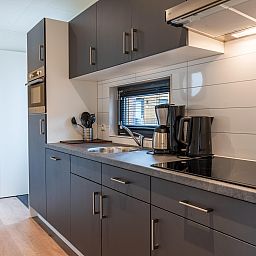 Moderne Kche im freistehenden Haus in 2400 Mol, Ferienhaus in Mol, Antwerpen, Belgien, mit Blick auf das Esszimmer.