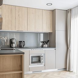 Moderne Kche im freistehenden Haus in 2400 Mol, Ferienhaus in Mol, Antwerpen, mit stilvoller Einrichtung und natrlichem Lichteinfall.