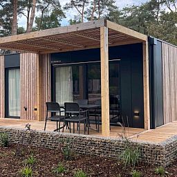Freistehendes Haus in 2400 Mol, ein Ferienhaus in Mol, Antwerpen, Belgien, mit moderner Veranda und umgeben von ruhiger Natur.
