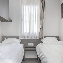 Gemtliches Schlafzimmer in einem freistehenden Haus in 2400 Mol, Antwerpen, Belgien, mit zwei bequemen Einzelbetten und Tageslicht.