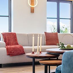 Stylish details in the living room of Lindehoeve vacation rental, Turnhout, with candles and decoration.
