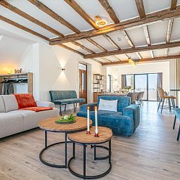 Open living space in Lindehoeve vacation home, Turnhout, with dining area and modern kitchen.